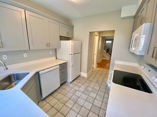 Building Photo - Chic Shaw Townhouse 2bd/2.5 bath with Deco...