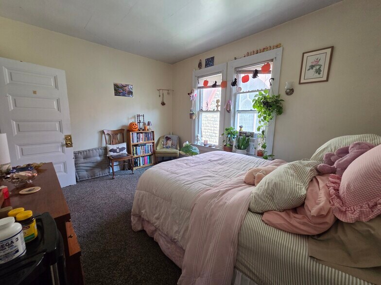 Building Photo - 165 W Broadway St