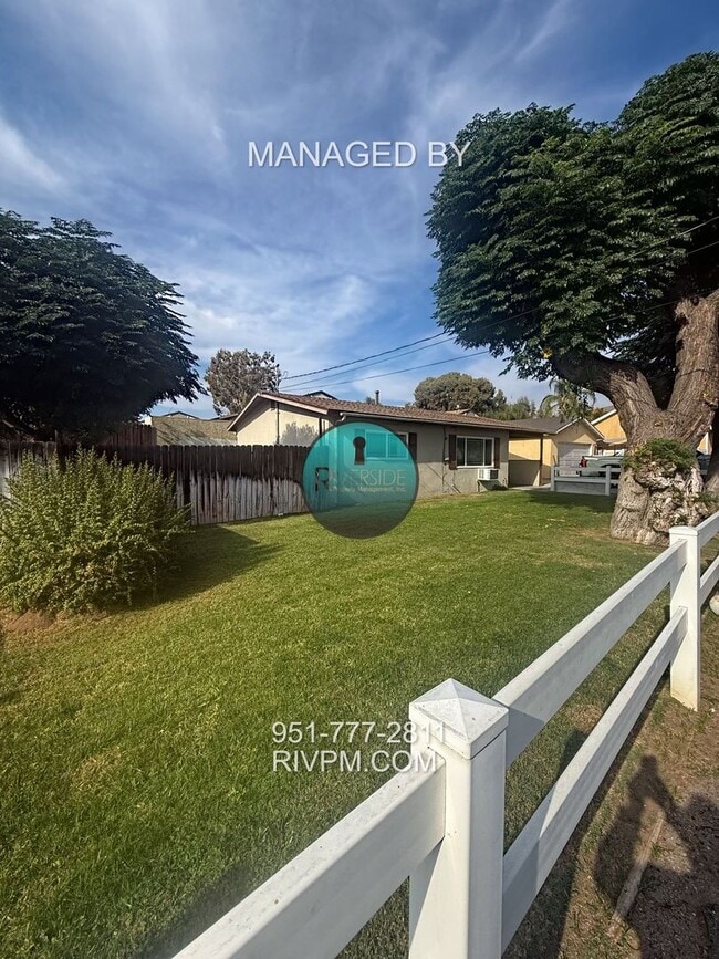 Building Photo - 3 Bedroom + 1 Bath Located in Riverside