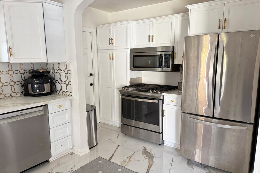 Building Photo - 1245 N Orchard Dr