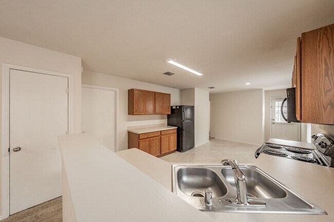 Building Photo - 8864 Valley River Dr