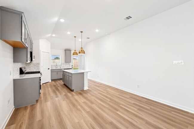 Building Photo - 32419 Sunbeam Dr