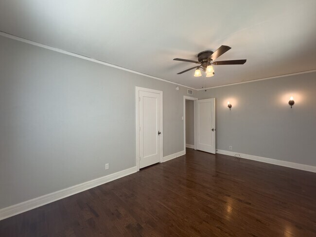 Building Photo - 1208 S Broadway Ave
