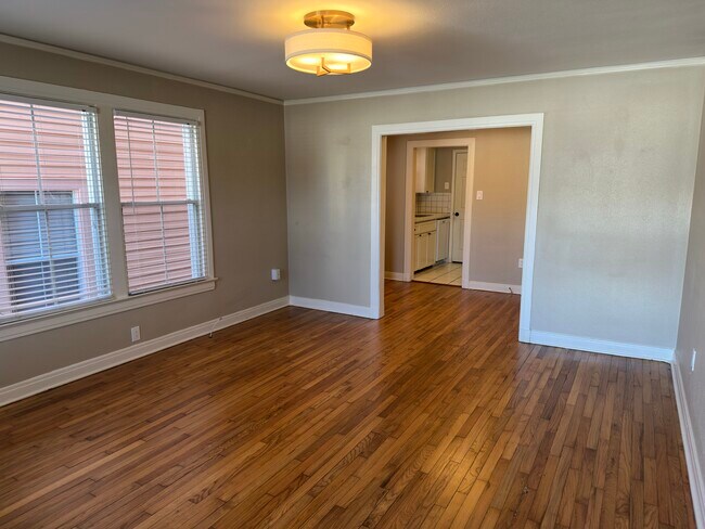 Building Photo - 906 N 6th St