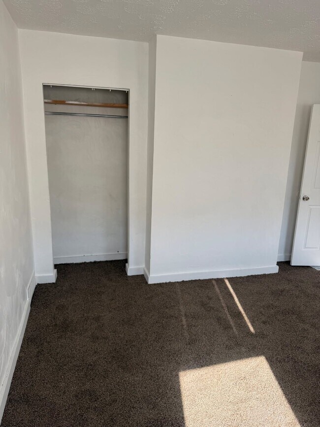 Building Photo - 730 Middle Ave