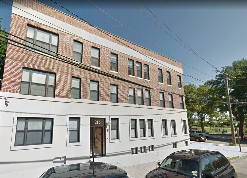Building Photo - 215 Woodward St