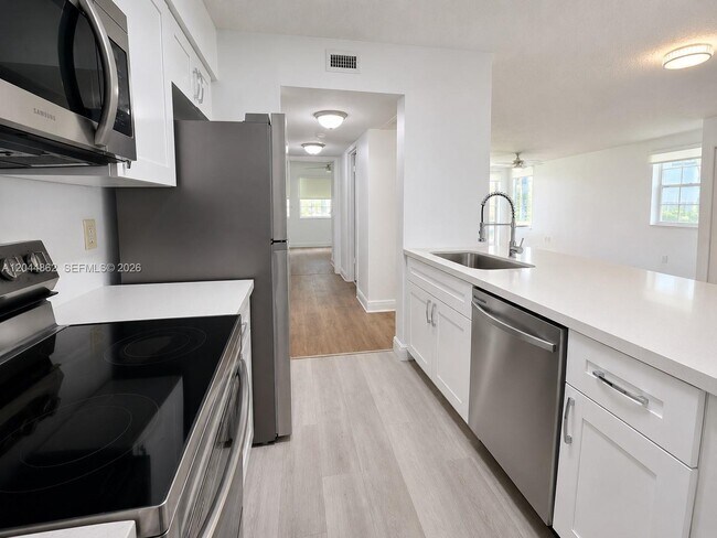Building Photo - 2890 N Oakland Forest Dr