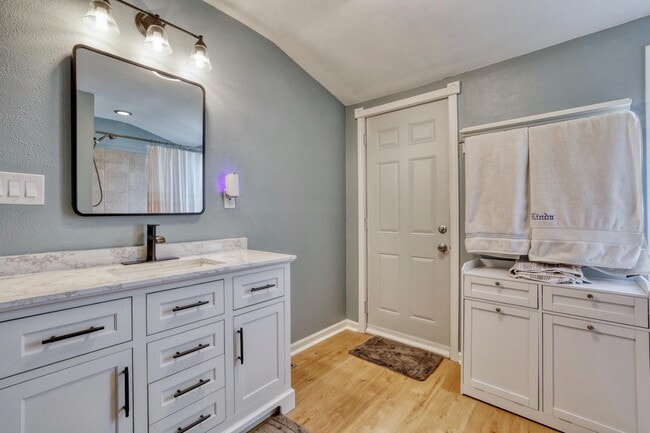 Building Photo - 122 S 77th St