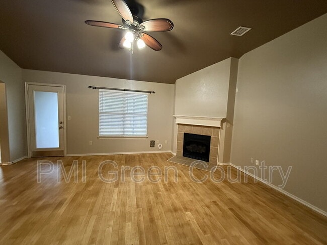 Building Photo - 3525 E Aurora St