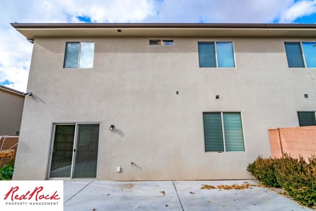 Building Photo - Spacious 4 Bedroom, 2.5 Bathroom Centrally...