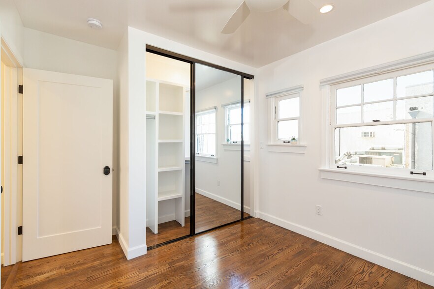 Building Photo - 915 Manhattan Ave