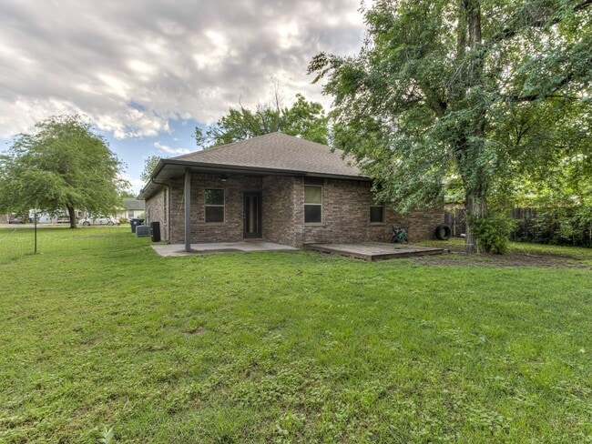 Building Photo - Newer Home + Putnam City Schools + 3 bedrooms