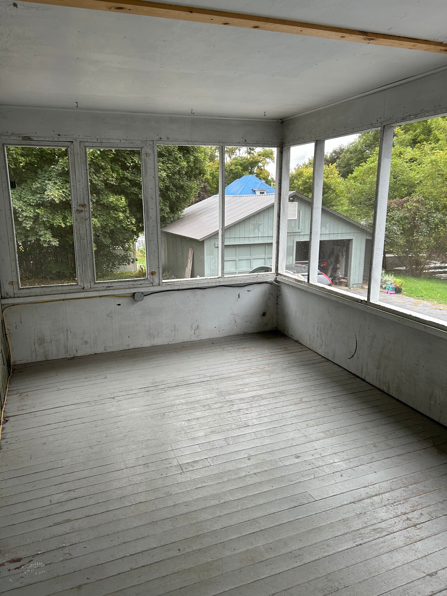 Your own screened in porch - 7614 Collins St