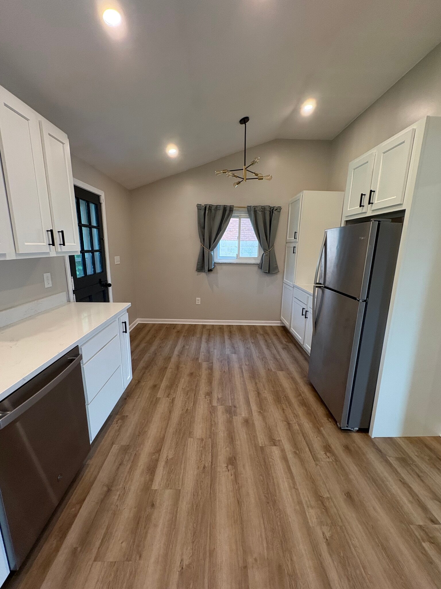 Building Photo - 1624 Sillview Dr