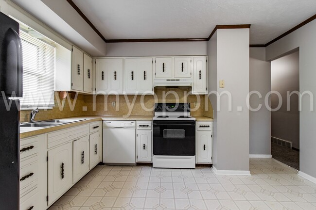 Building Photo - Beautiful 3 Bedroom / 2.5 Bath | 120th and...