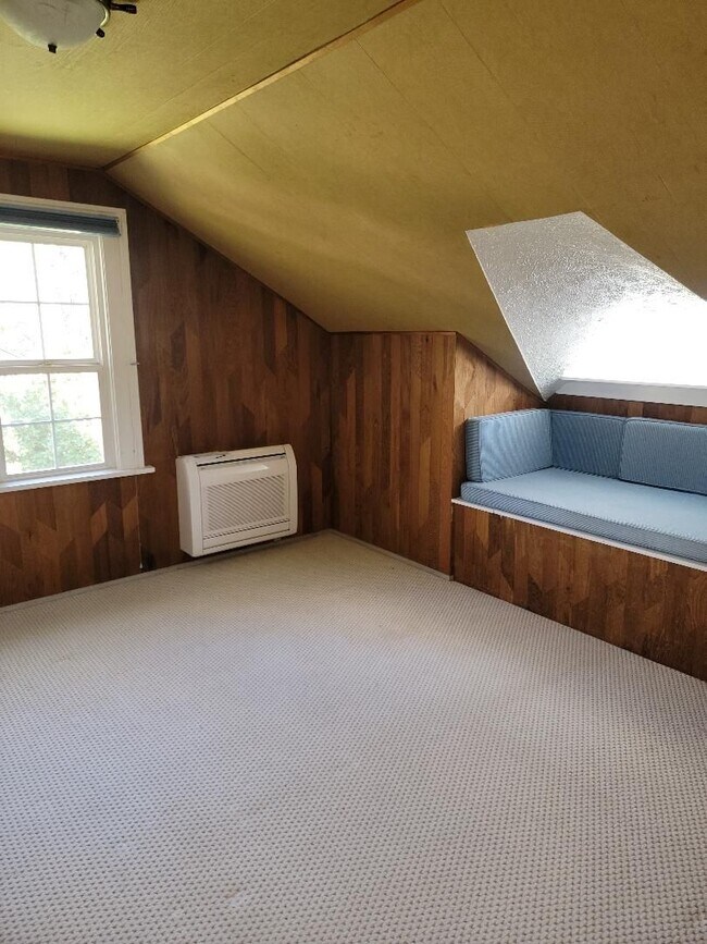 Building Photo - Beautiful Craftsman-style 3 bedroom, 2 bath home (1632 sq ft)  near Lake Steilacoom PLUS studio c...