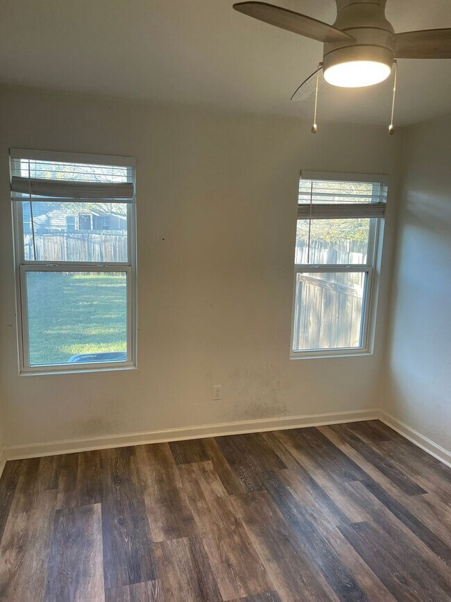 Building Photo - Fagelman Properties #11 (8801 Pineridge Dr)