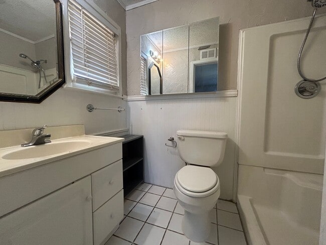 Building Photo - Located Near Park, Fast Food & Close Acces...