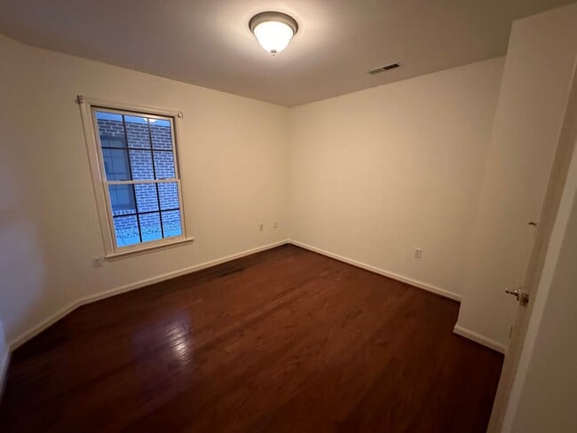 Building Photo - One Level Townhome in Forest