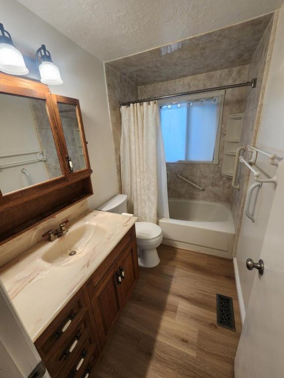 Building Photo - 185 Country Club Dr