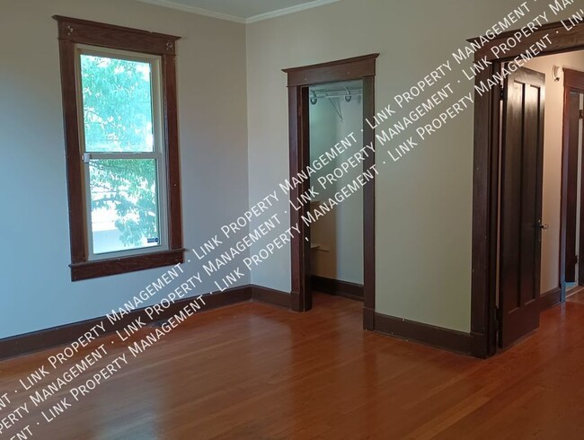 Building Photo - Beautiful & Spacious 4 Bedroom 2 Full Bath...