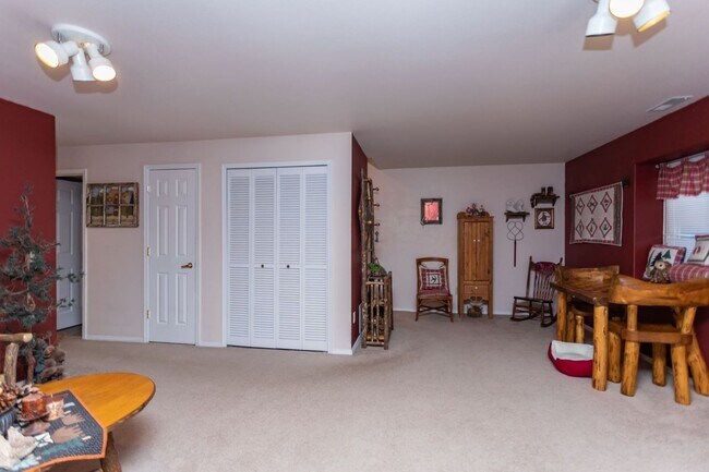 Building Photo - 111 Iveystone Ct