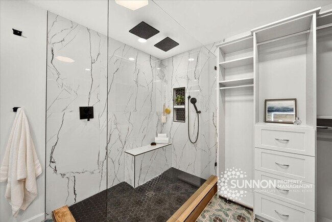 Building Photo - Adorable 3 Bedroom in Plaza Midwood Close to Everything