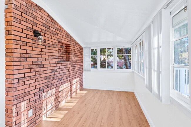 Building Photo - Downtown Napa 2 bdrm 1.5 Bath Home Availab...