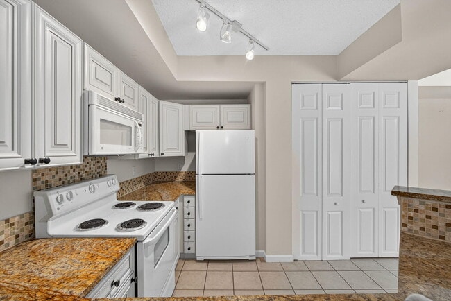 Building Photo - 720 S Sapodilla Ave
