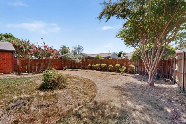 Building Photo - 215 Aspenway Dr