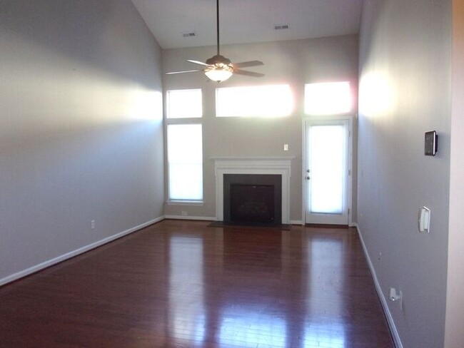 Building Photo - Spacious 3 Bedroom 2 1/2 Bath Townhome in ...