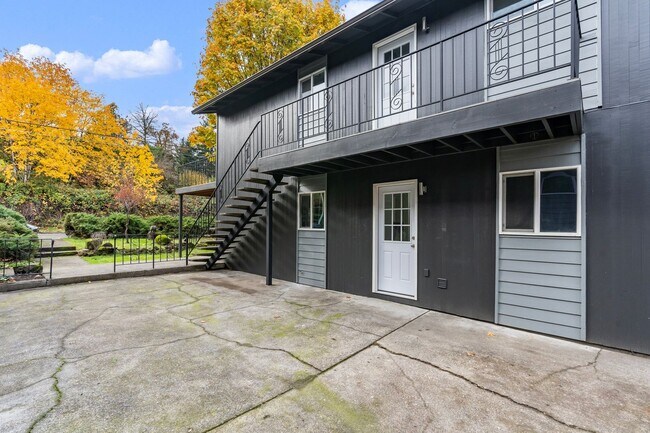 Building Photo - Charming, newly renovated West Linn apartment