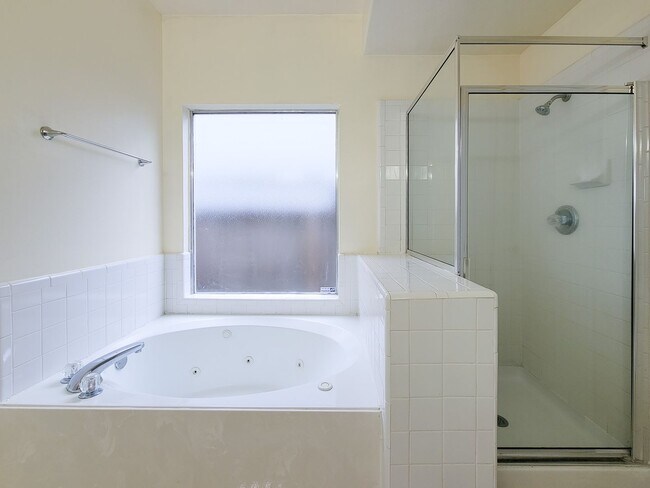Building Photo - NICE CLEAN HOME. FORMAL LIVING DINING , DEN, BIG KITCHEN WITH BRAKFAST ROOM. TILE FLOOR IN KITCHE...