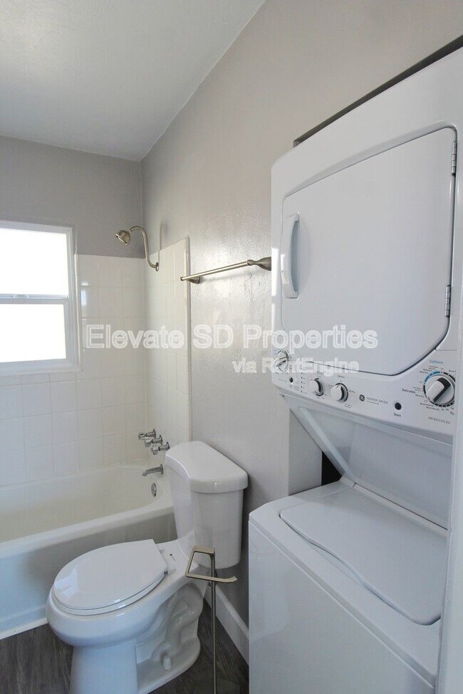 Building Photo - 4685 Hamilton St