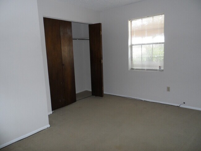 Building Photo - 404 N Nolan River Rd