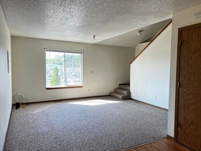 Building Photo - $1,800 | 3 Bedroom, 2 Bathroom Apartment |...