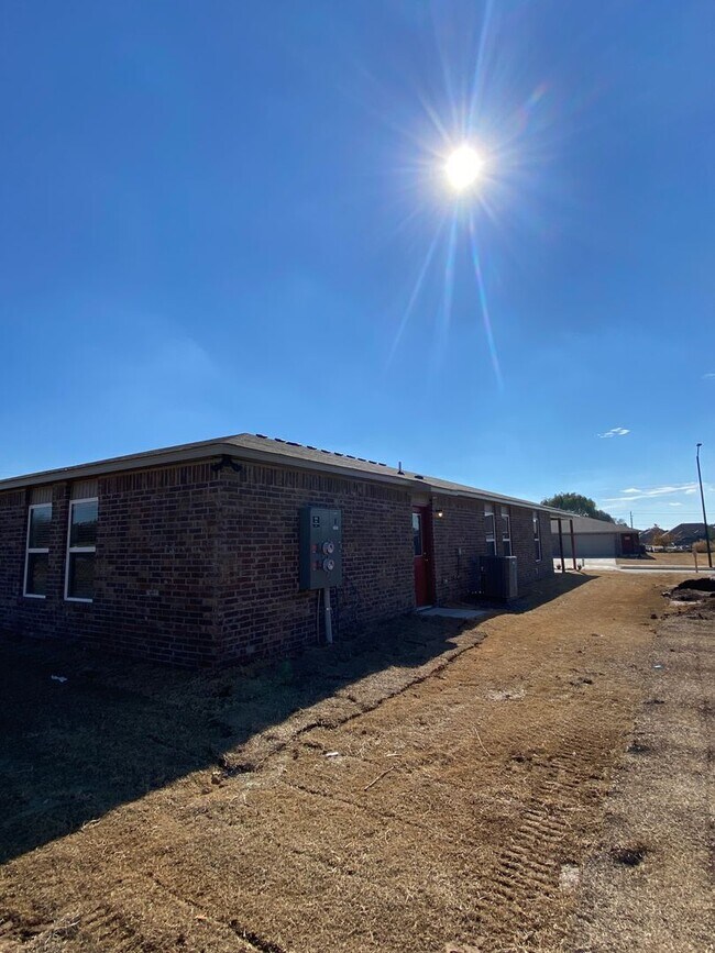 Building Photo - 503A W Christopher Dr