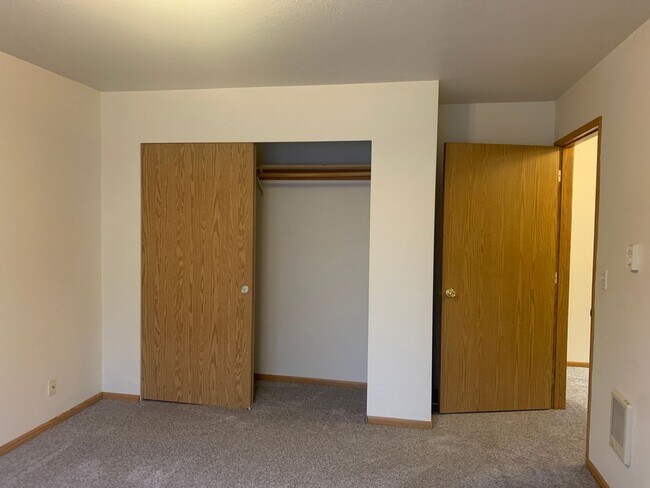Building Photo - NE Bend Apartment Available 6/15