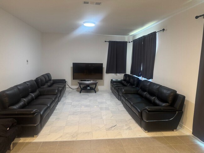 Building Photo - 1401 Jamboree Dr