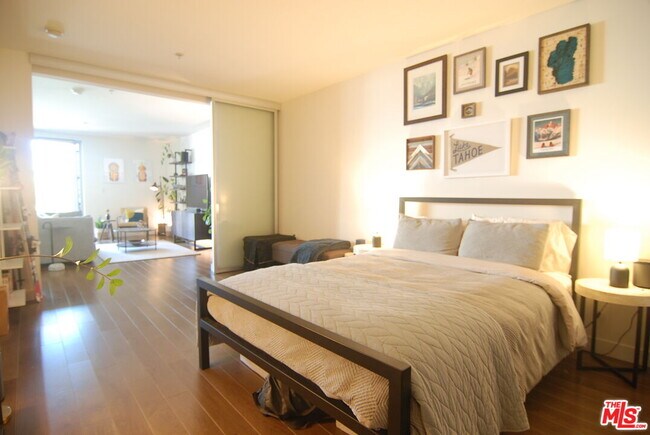 Building Photo - 901 Flower St