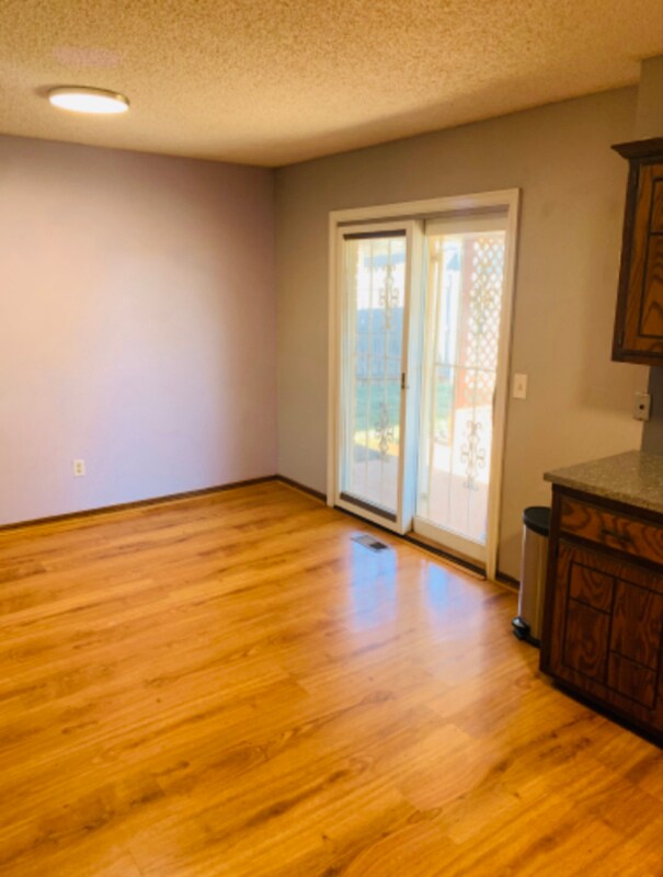 Building Photo - 2412 E Hills Dr