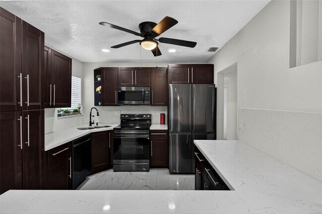 Building Photo - 19621 NW 11th Ct