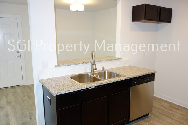 Building Photo - 931 Robineta Ln