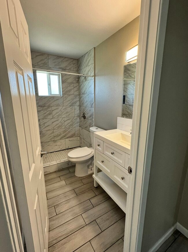 Building Photo - 1013 E Commonwealth Pl