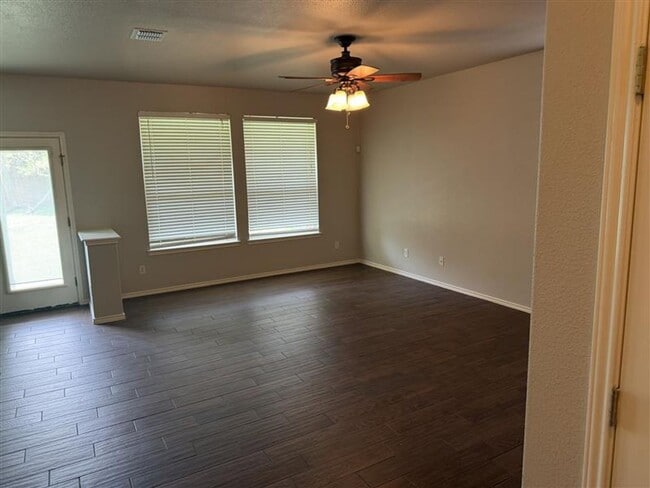Building Photo - Large 4 bedroom / 2.5 bathroom home in Alamo Ranch