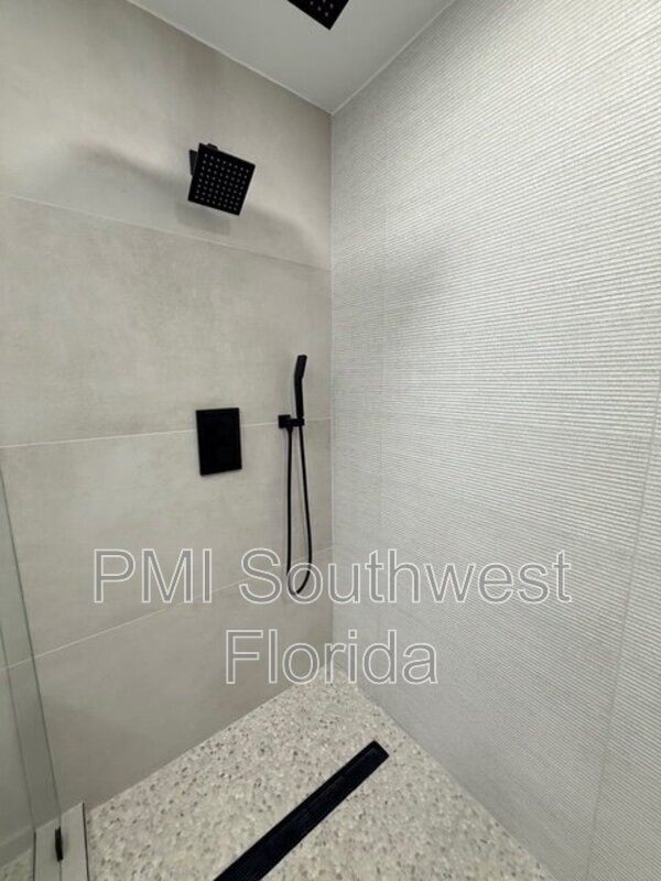 Building Photo - 5039 N Beach Rd