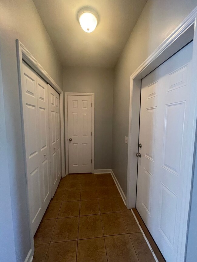 Building Photo - Eagle Landing Subdivision - Hardwood Floor...