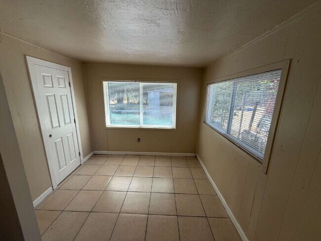 Building Photo - "Charming 4-Bedroom Home with 2 Baths in Pittsburg – Spacious 1459 Sq Ft Gem!"