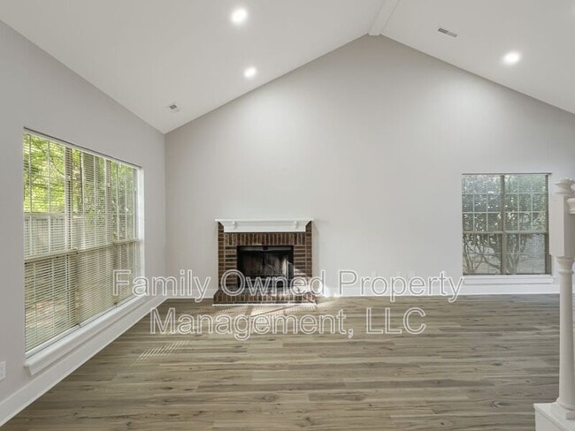 Building Photo - 105 Mallory Dr