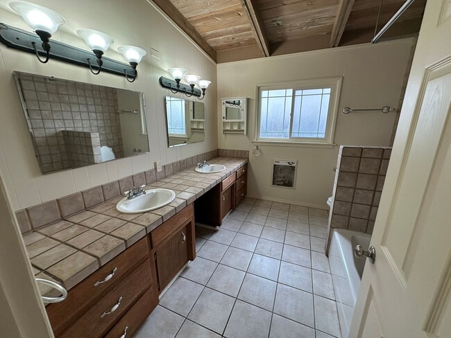 Building Photo - 2 bedroom 1.5 bath house